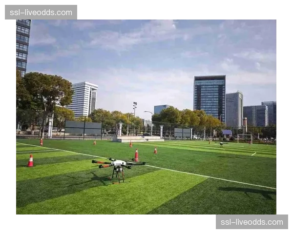 设备更新:多家俱乐部训练基地启用无人机,用于俯拍分析边路传跑配合路线 设备更新:多家俱乐部训练基地启用无人机,用于俯拍分析边路传跑配合路线