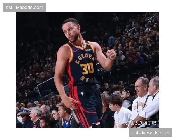 终场哨响，库里坐在替补席凝视记分牌，毛巾盖头久久未动