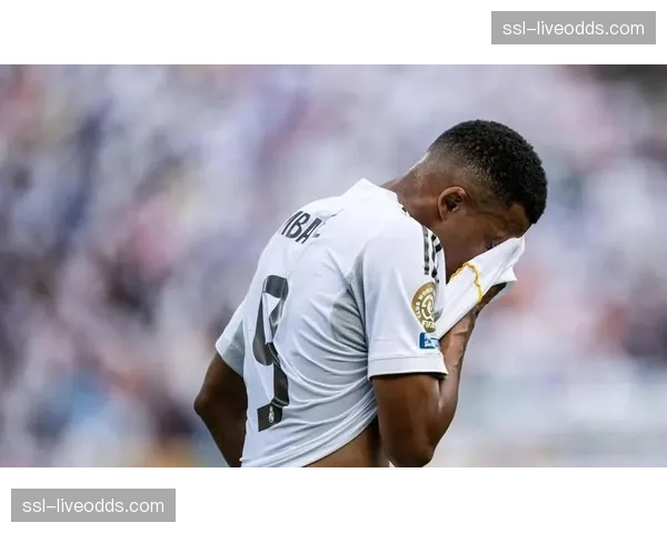 终场哨响，姆巴佩独自走向边线，低头凝视角旗区良久