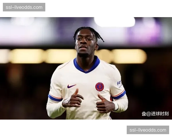 特写：老将沃克-彼得斯完成英超第400次出场，赛后获南安普顿全队列队致敬